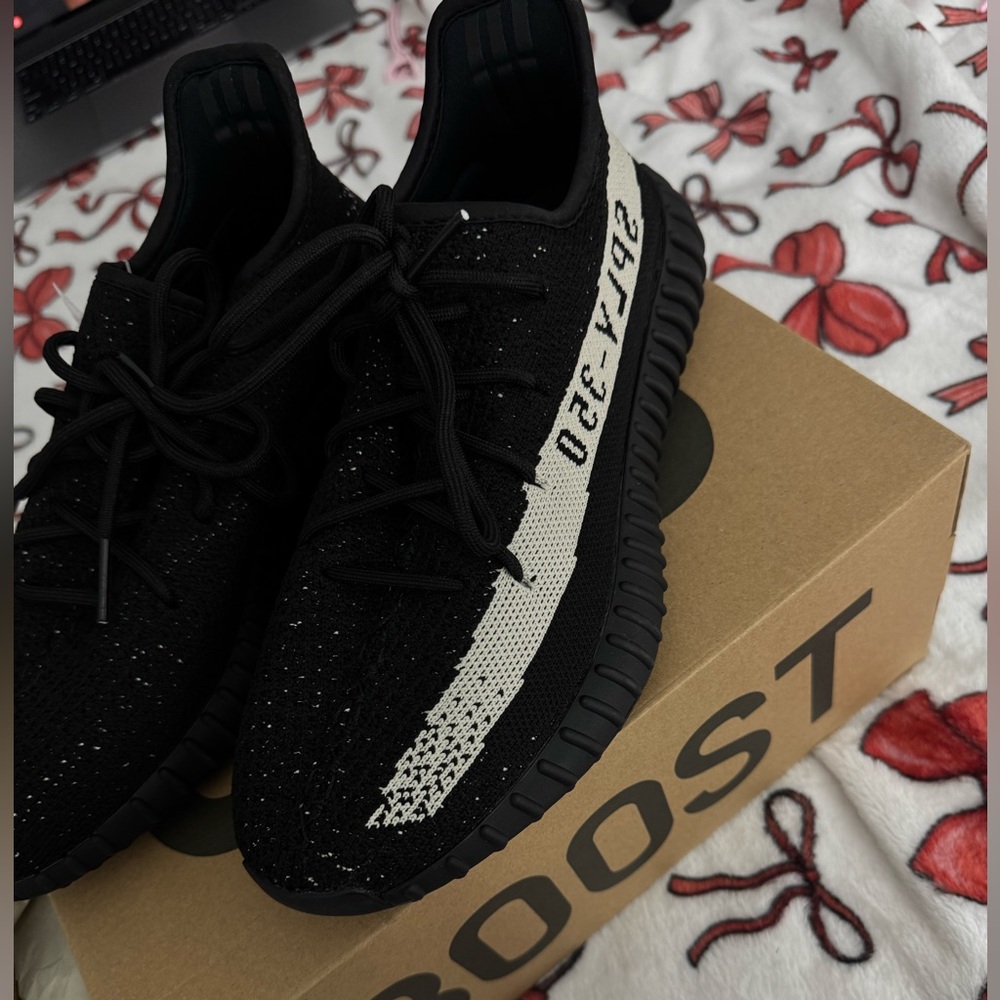 2016
Yeezy Boost 350 V2 'Oreo'